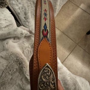 Embroidery brown leather belt for buckle. cool detailing in the leather! Size 38